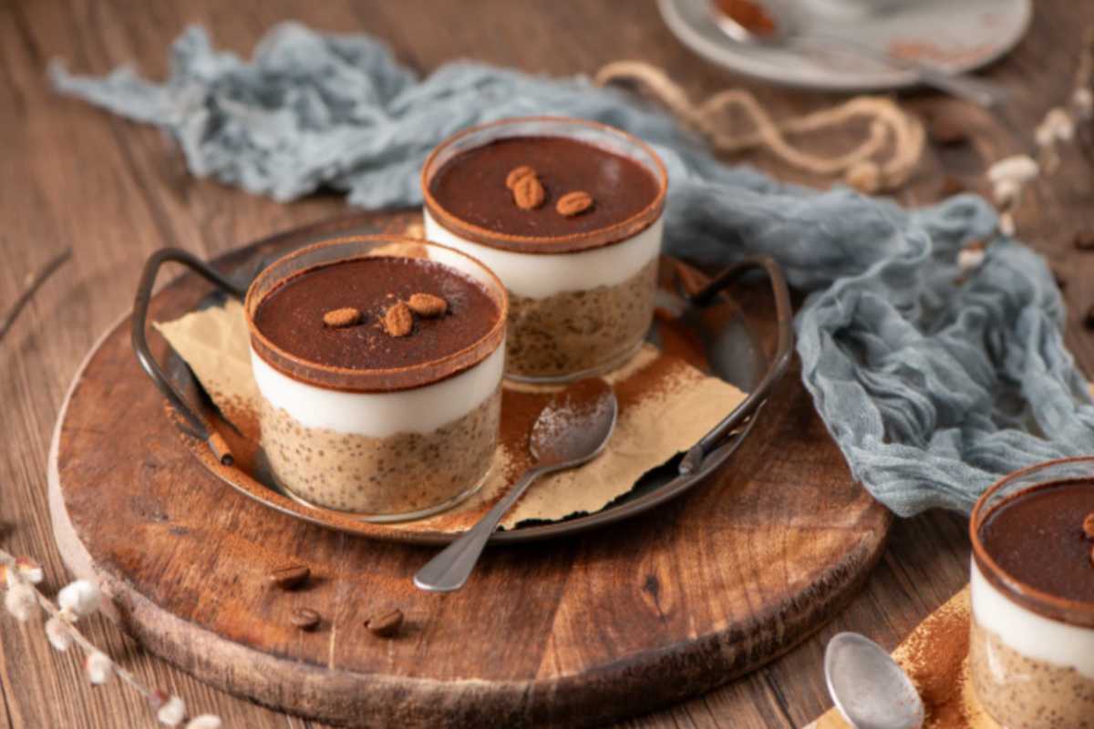 porridge al tiramisù dentro dei bicchieri di vetro