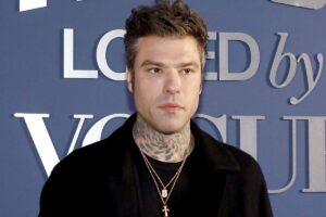 fedez in primo piano con aria seria