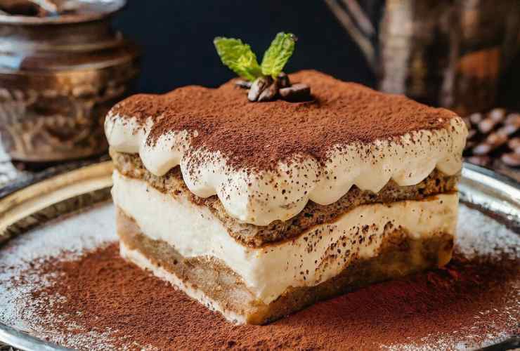 pezzo di tiramisù nel piatto