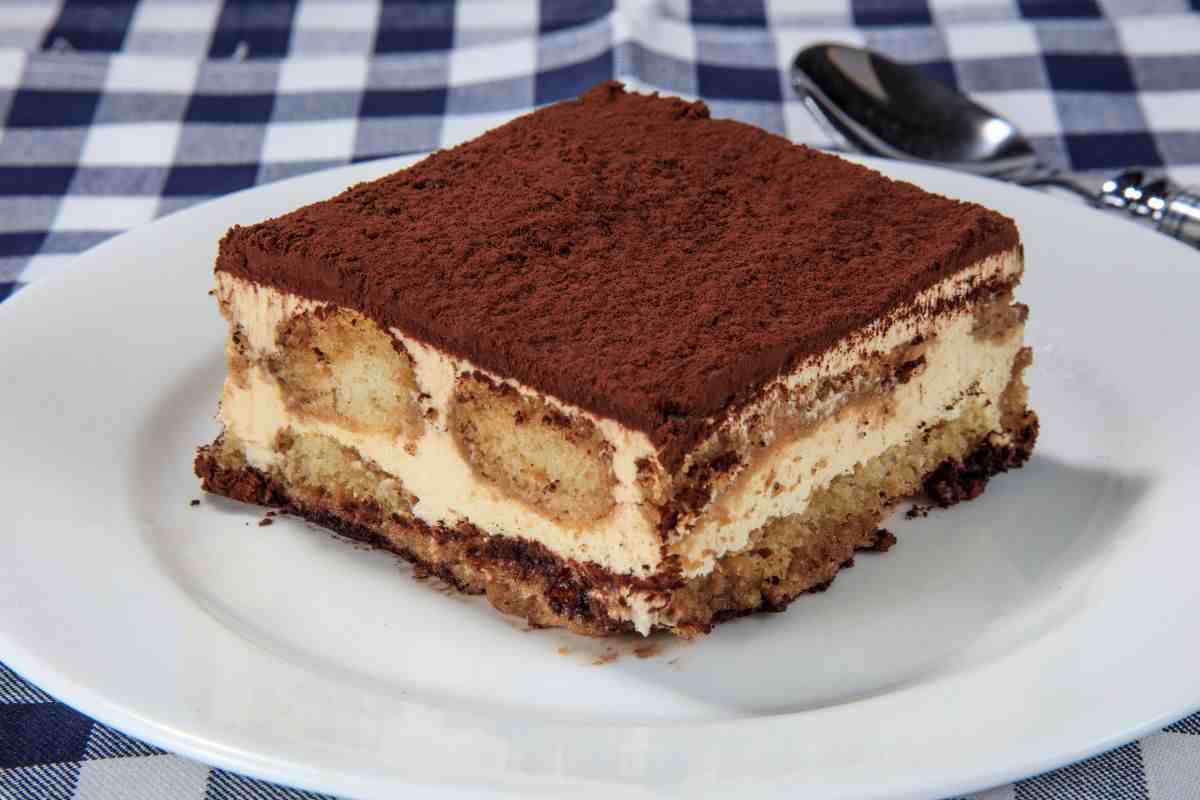 tiramisù classico in un piatto