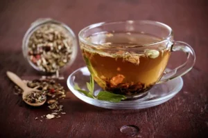 tazza di tisana trasparente con spezie sparse
