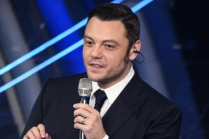 Tiziano Ferro con il microfono in mano