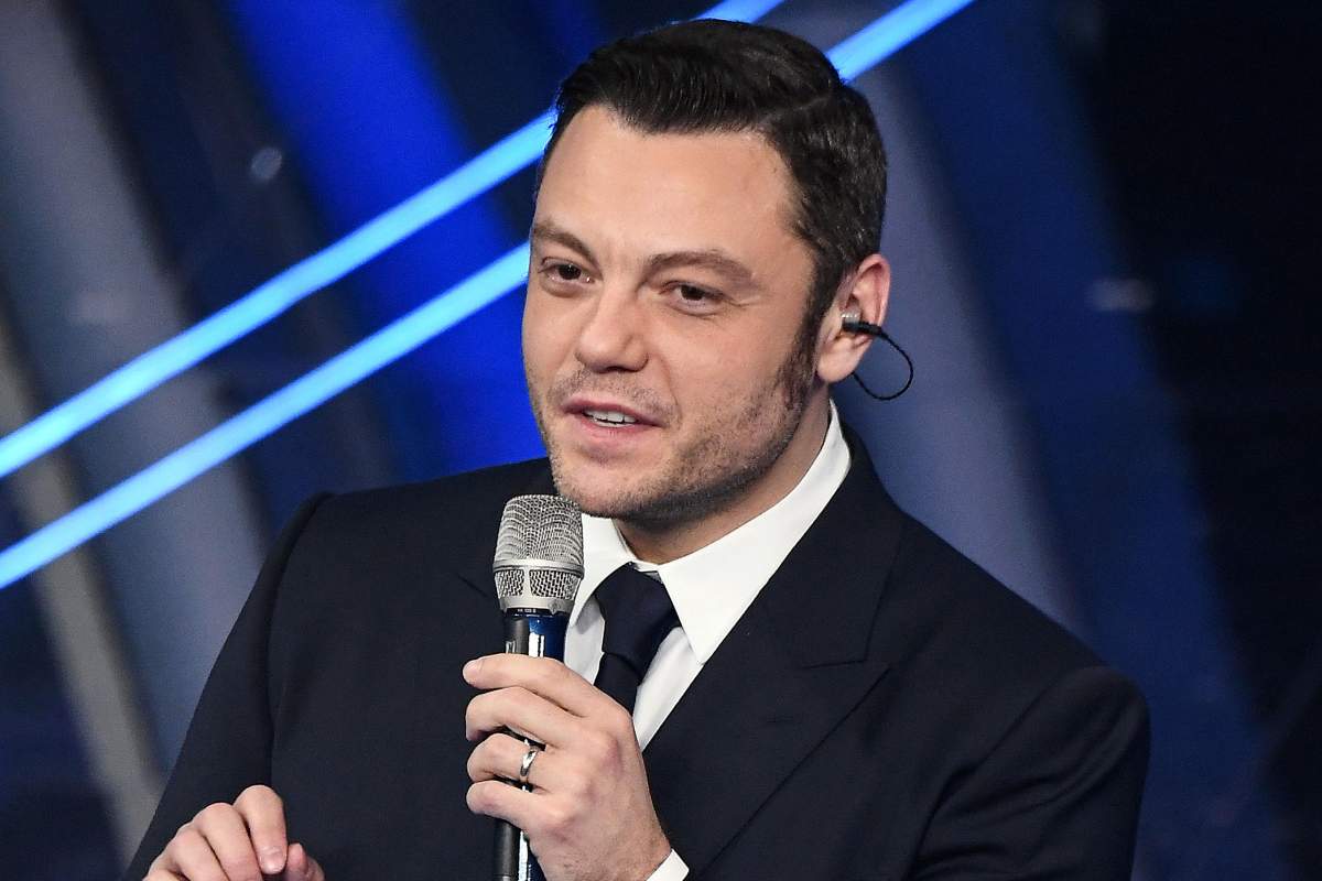 Tiziano Ferro con il microfono in mano