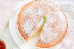 Torta con zucchero a velo a cui manca una fetta