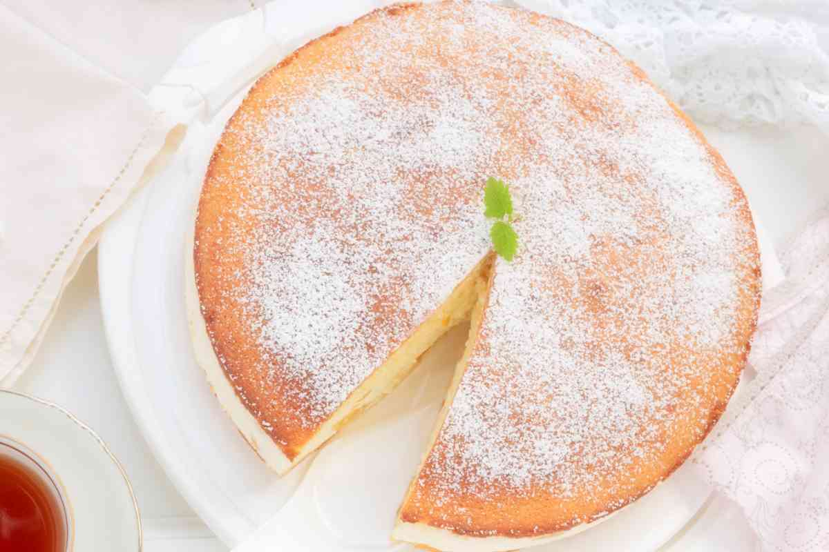 Torta con zucchero a velo a cui manca una fetta