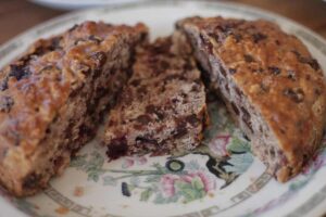 torta con gocce di cioccolato su un piatto