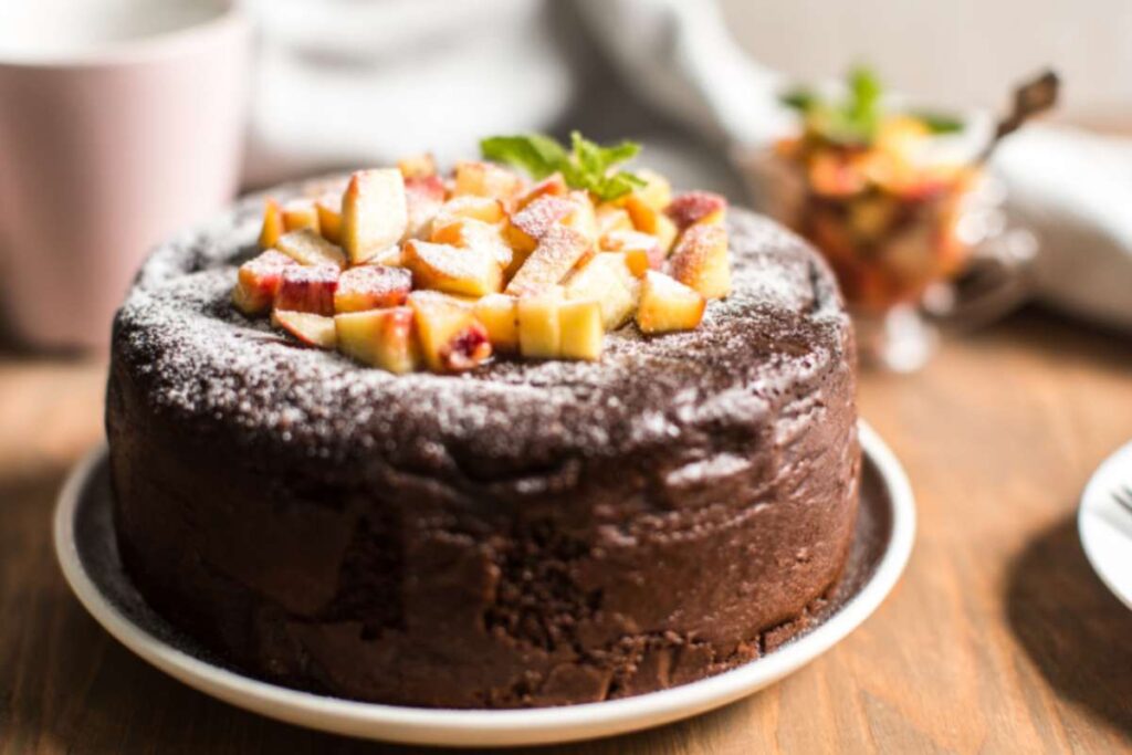 torta al cioccolato con sopra delle pesche