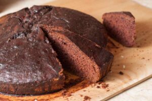 torta al cioccolato su un tagliere