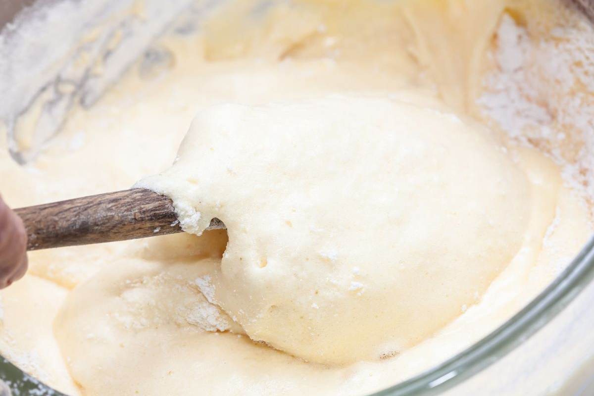 impasto di una torta in una ciotola