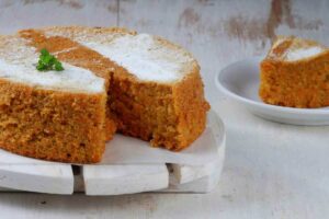 torta camilla tagliata con una fetta nel piattino accanto