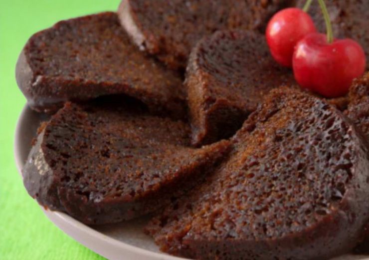 torta al cioccolato morbida a fette su un piatto