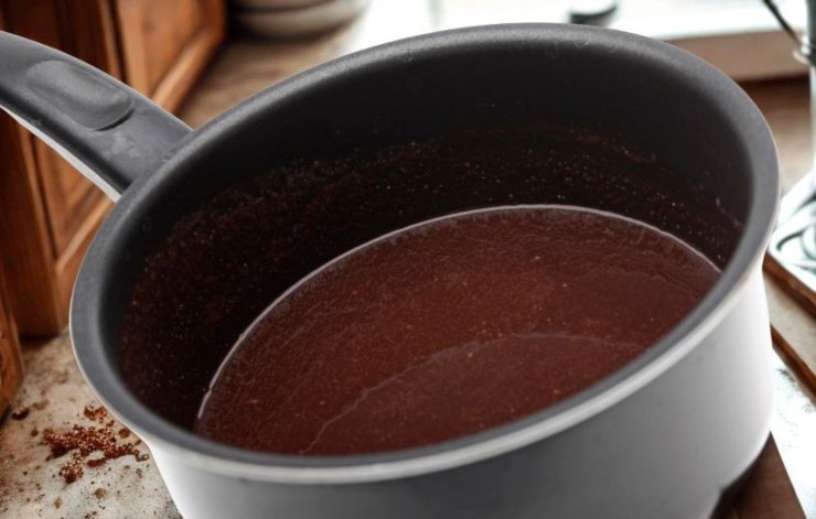 cioccolato fuso dentro ad un pentolino
