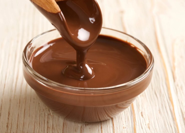 cioccolato fuso in una ciotola di vetro
