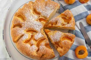torta di albicocche sul tavolo