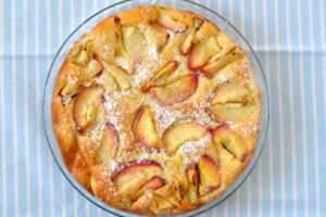 torta di pesche con fettine di pesche sulla superficie