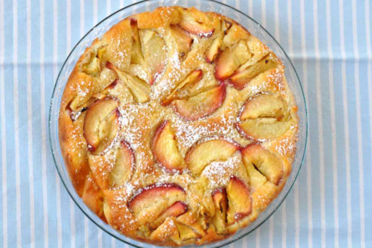torta di pesche con fettine di pesche sulla superficie