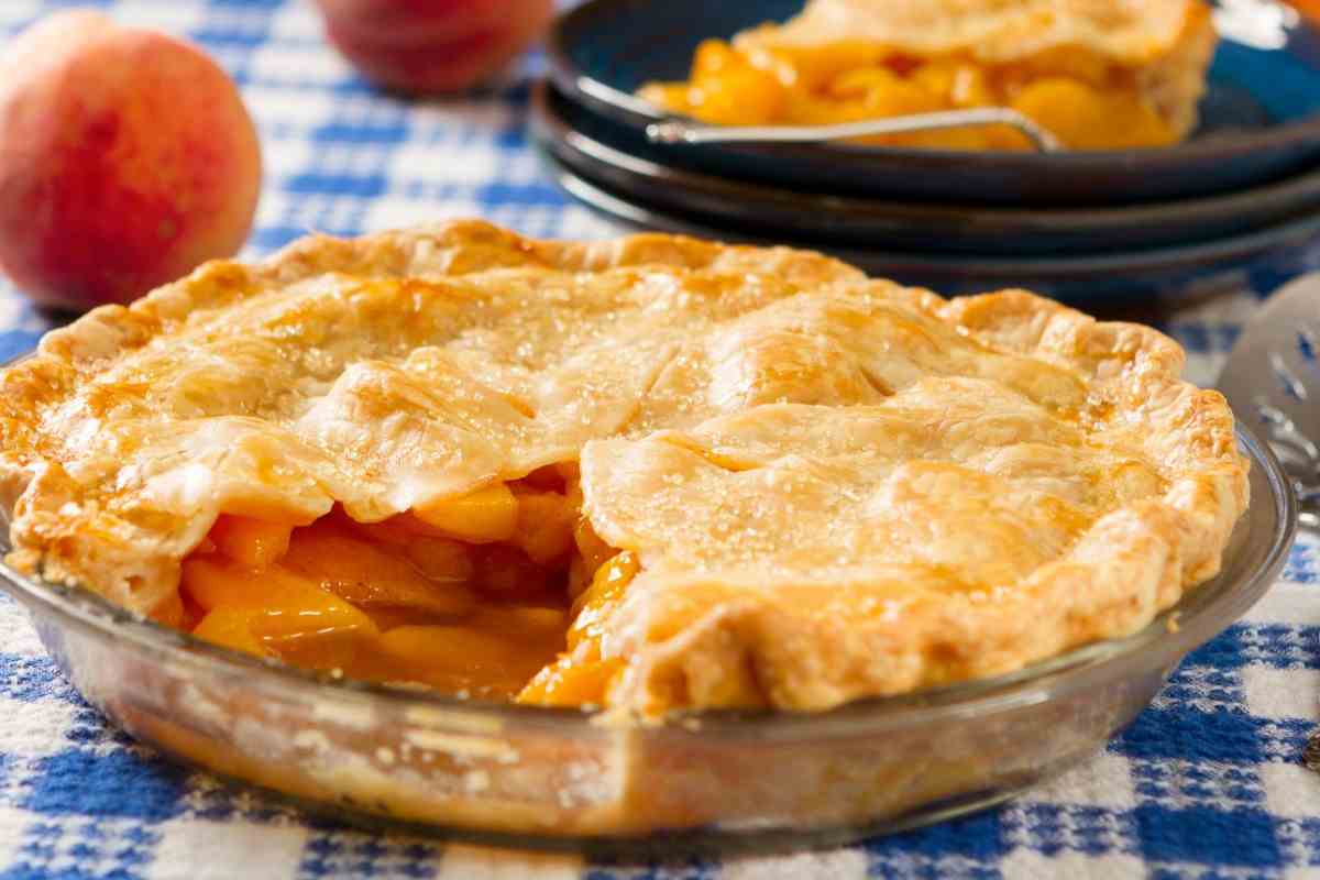 sfoglia dolce con pesche cotte in una teglia