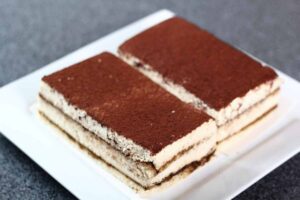 due fette di dolce con crema e cioccolato nel piatto