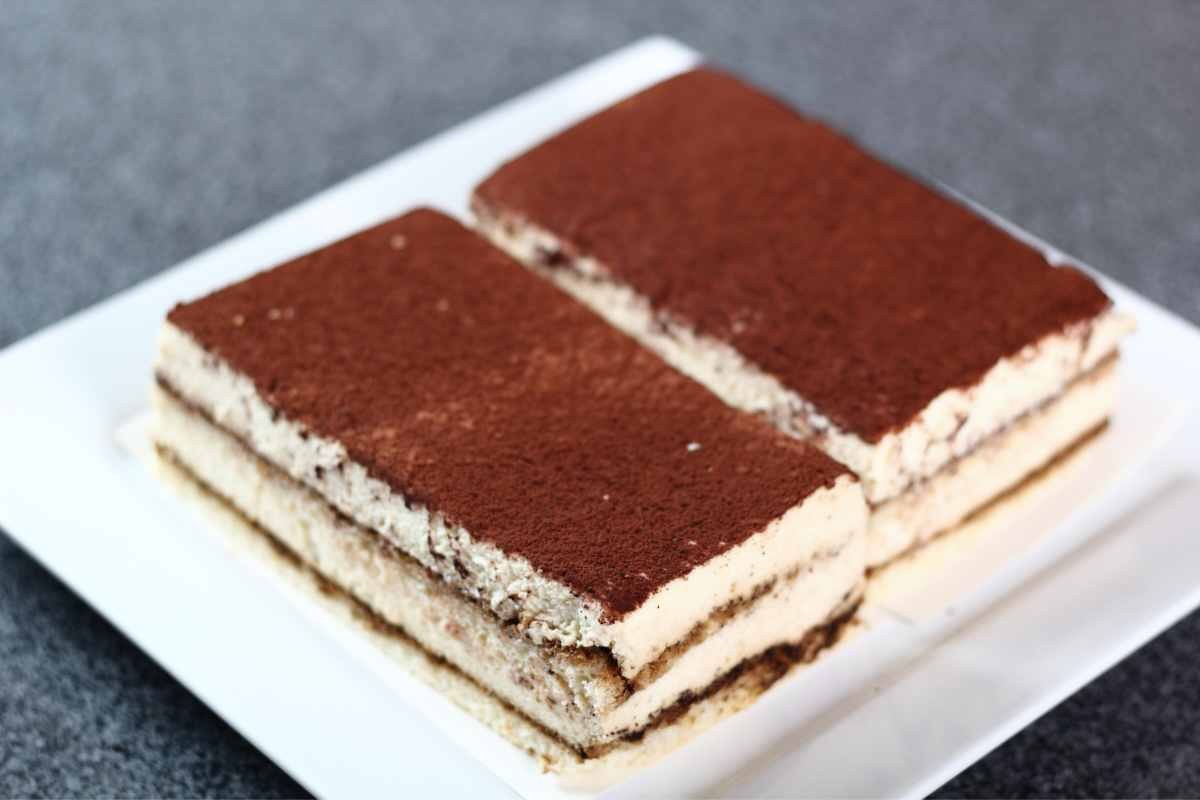 due fette di dolce con crema e cioccolato nel piatto