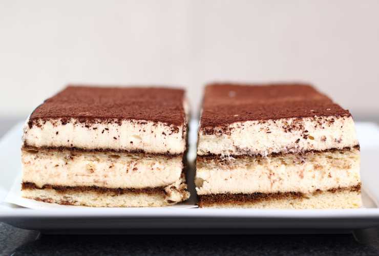 due fette di dolce con crema e cioccolato nel piatto