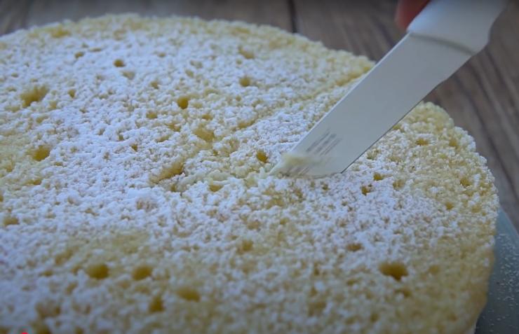 davide zambelli taglia una fetta della sua torta al limone