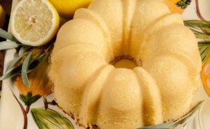 Ciambellone cotto di colore chiaro