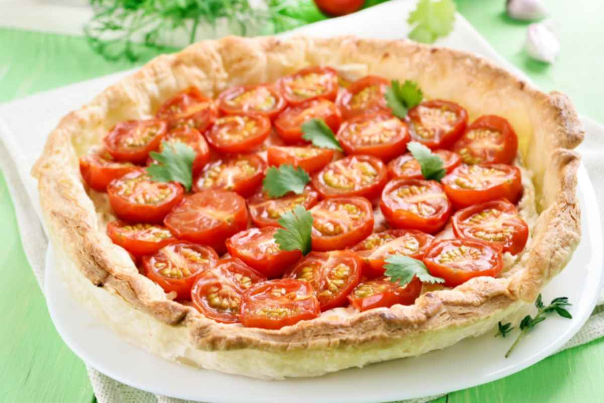 torta salata con sopra dei pomodorini