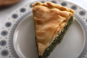 una fetta di torta pasqualina