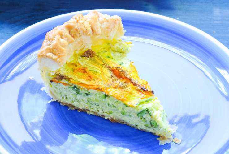 fetta di torta salata con rucotta e zucchine