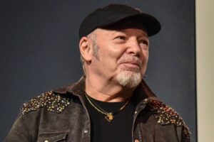 vasco rossi che sorride in primo piano