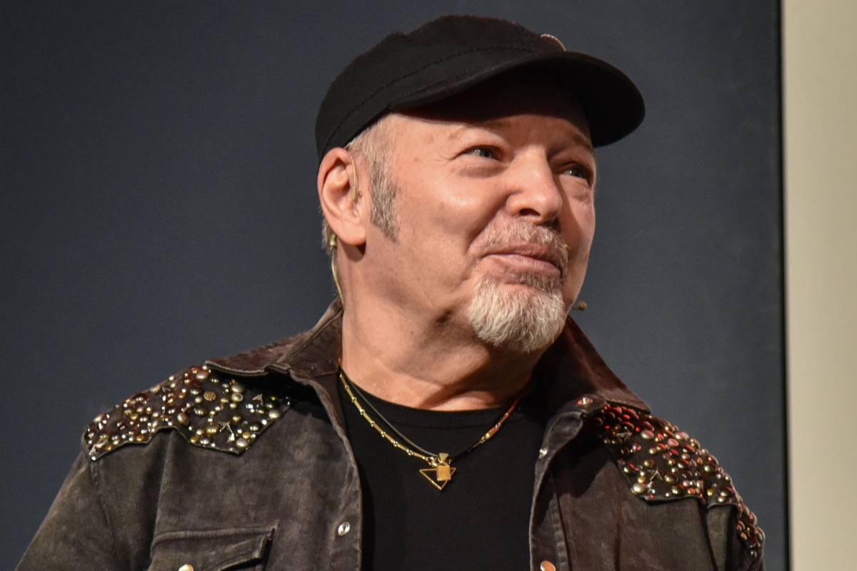 vasco rossi che sorride in primo piano