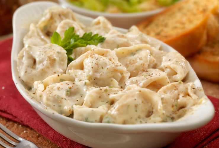 tortellini con la panna in una ciotola