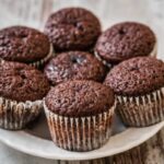 tortini al cacao su un piatto