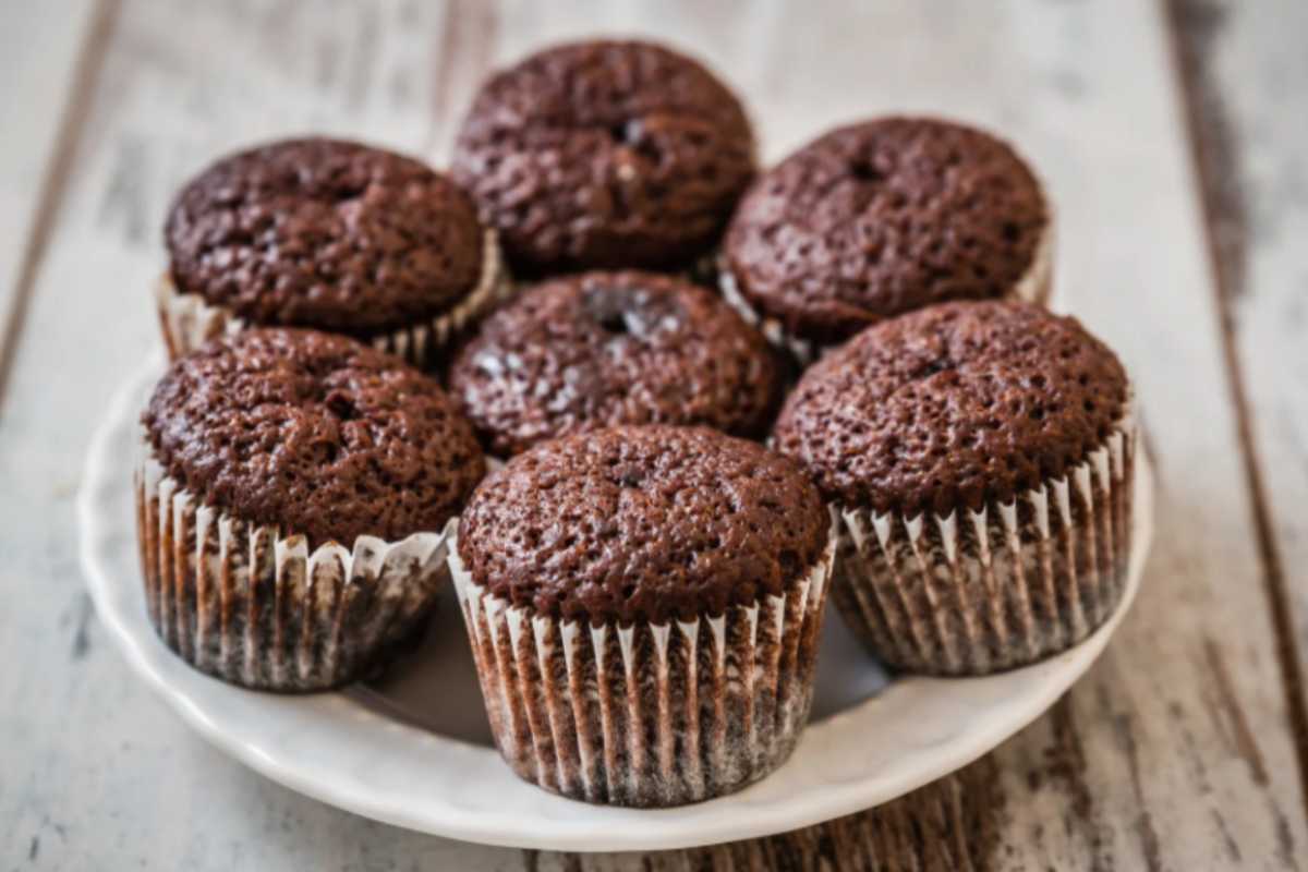 tortini al cacao su un piatto