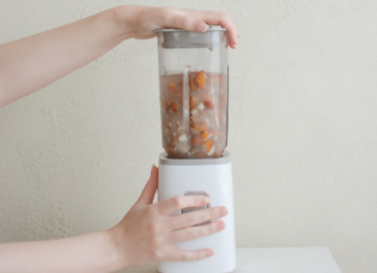 donna che frulla degli alimenti