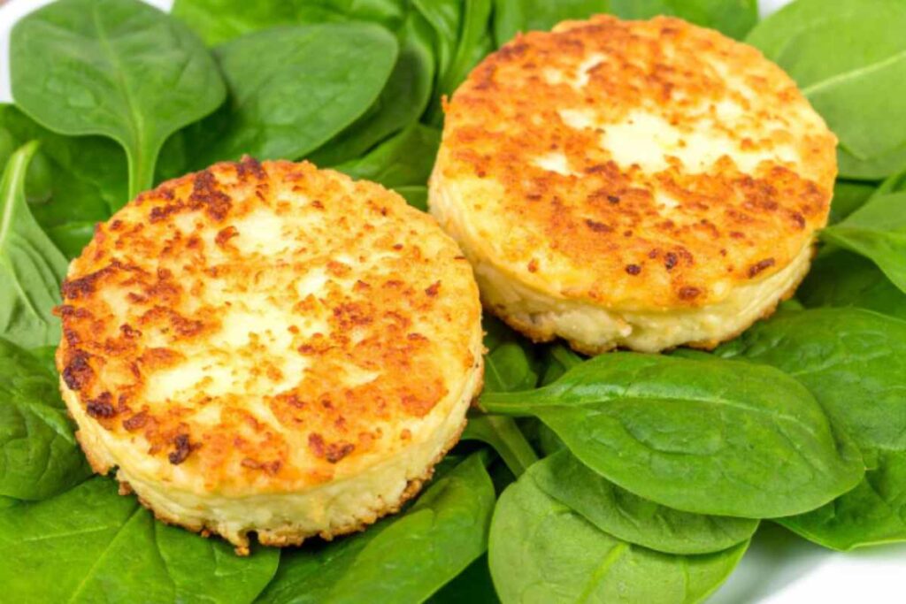 due tortini di patate sopra un letto di insalata