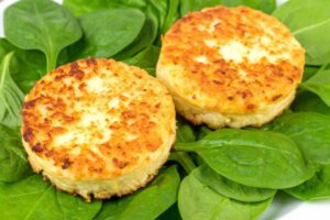 due tortini di patate sopra un letto di insalata