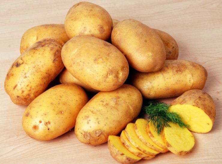 patate con buccia su tavolo