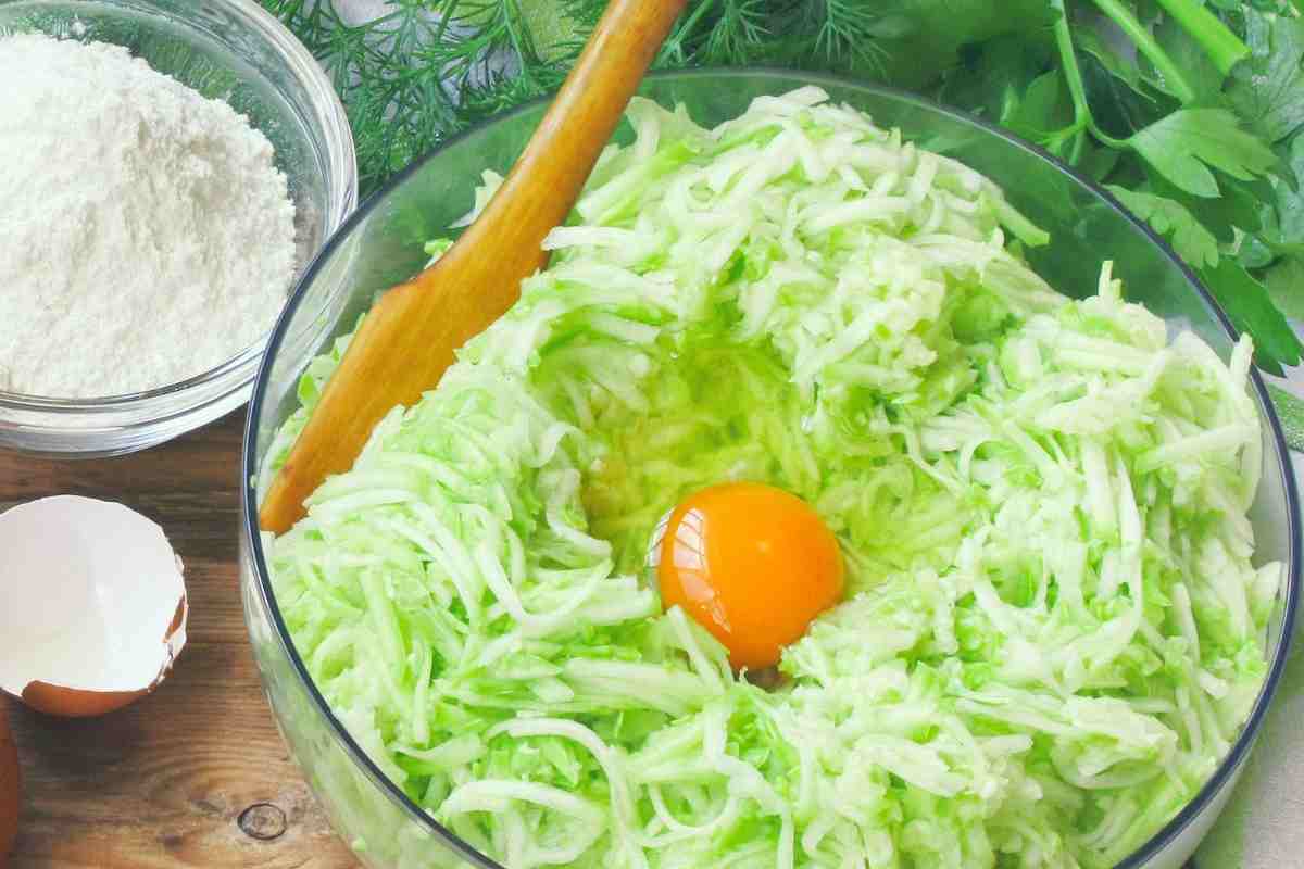 zucchine grattugiate con uova in una ciotola