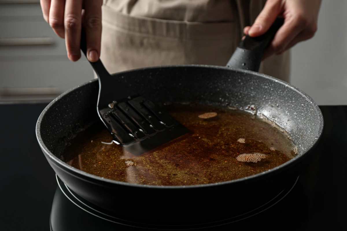 Pentola con olio usato