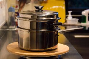 Vaporiera in cucina sul piano di lavoro