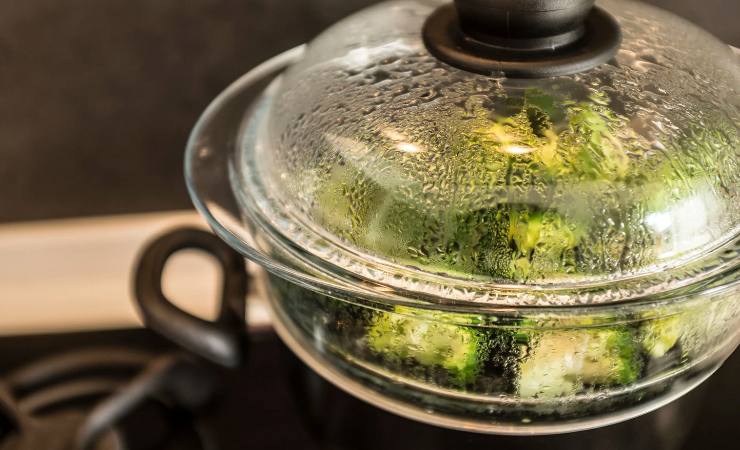 cibo che cuoce al vapore