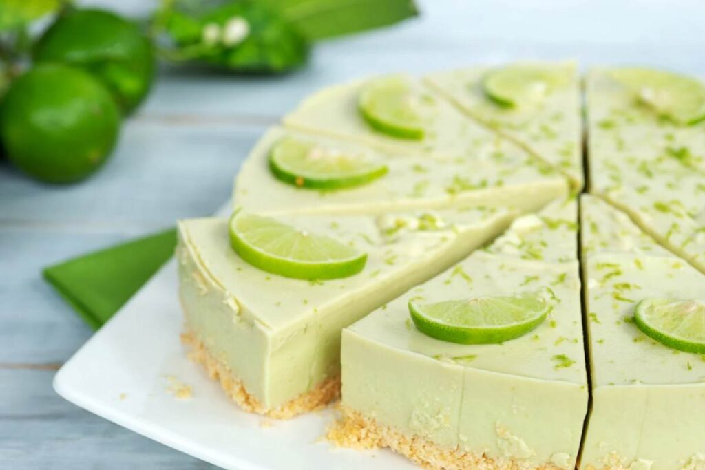 Torta salata verde con fette di lime