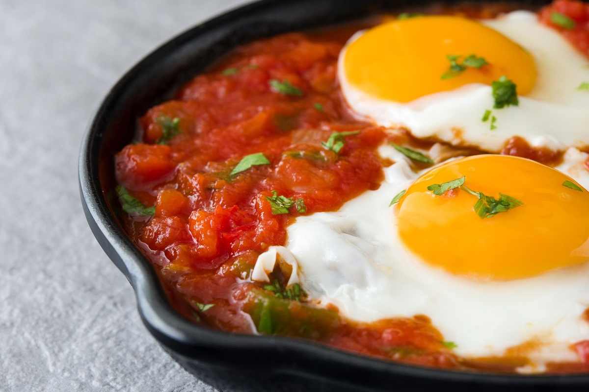 uova cotte nel sugo di pomodoro