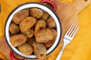 Nuggets in una ciotola con forchetta accanto
