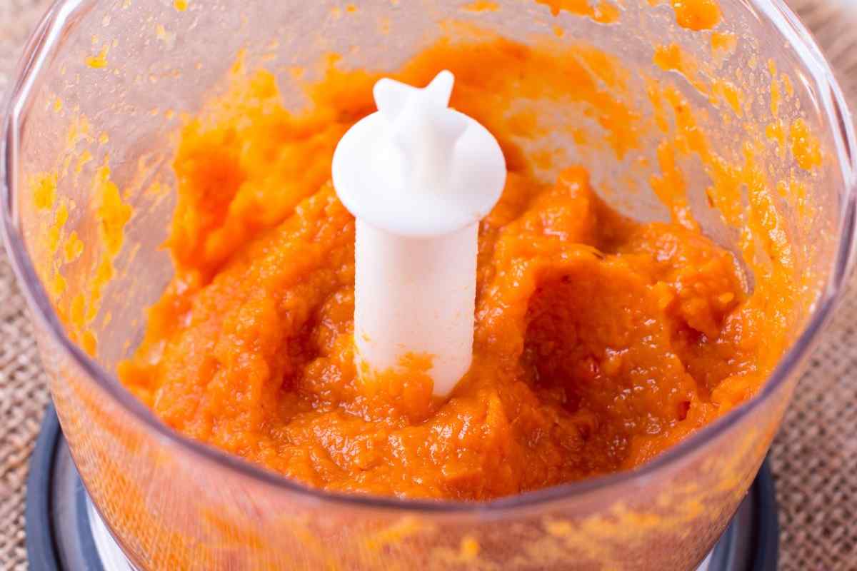 carote frullate in un mixer