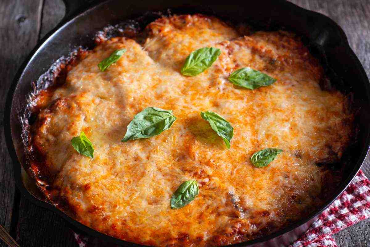 padella con zucchine, pomodoro e mozzarella