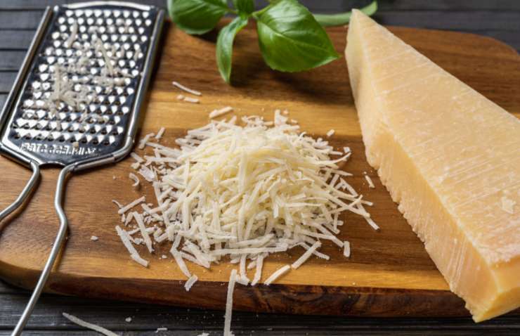 grattugia formaggio grattugiato e basilico