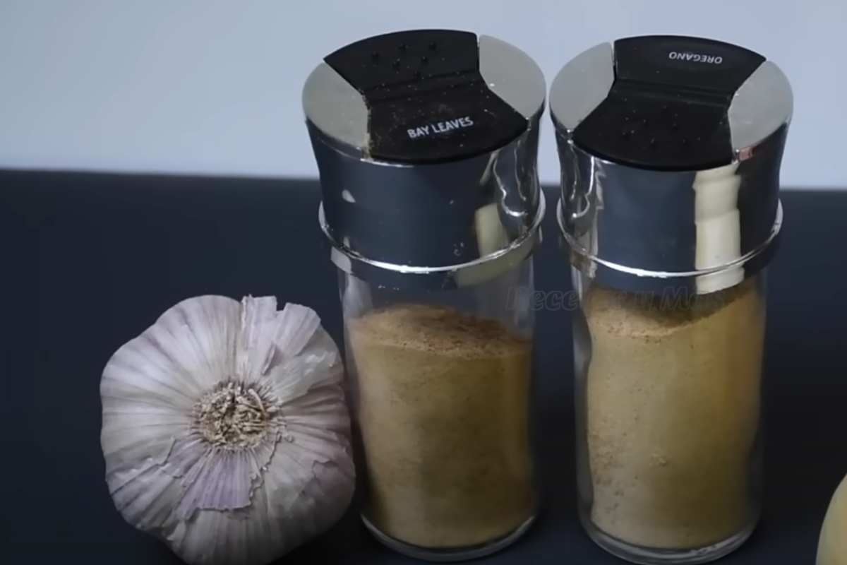 aglio e due dosatori di spezie