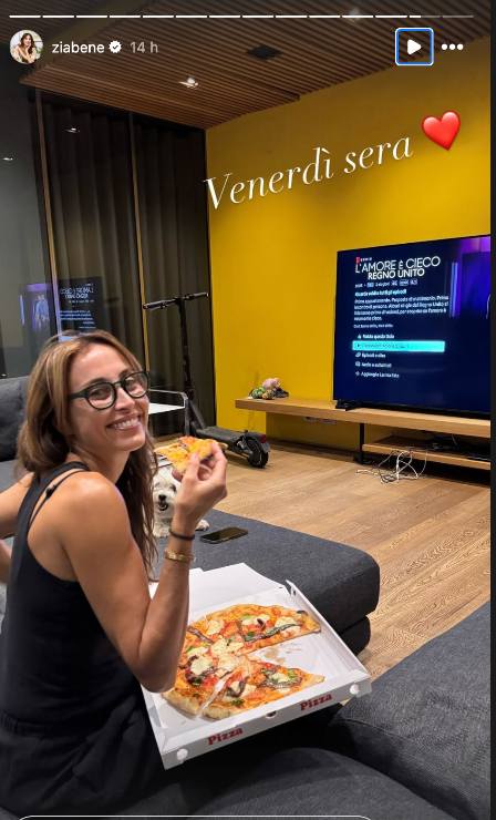post Instagram di Benedetta Parodi mentre mangia la pizza e guarda la TV